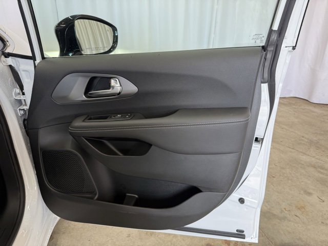 New 2026 Chrysler Pacifica Select image 30