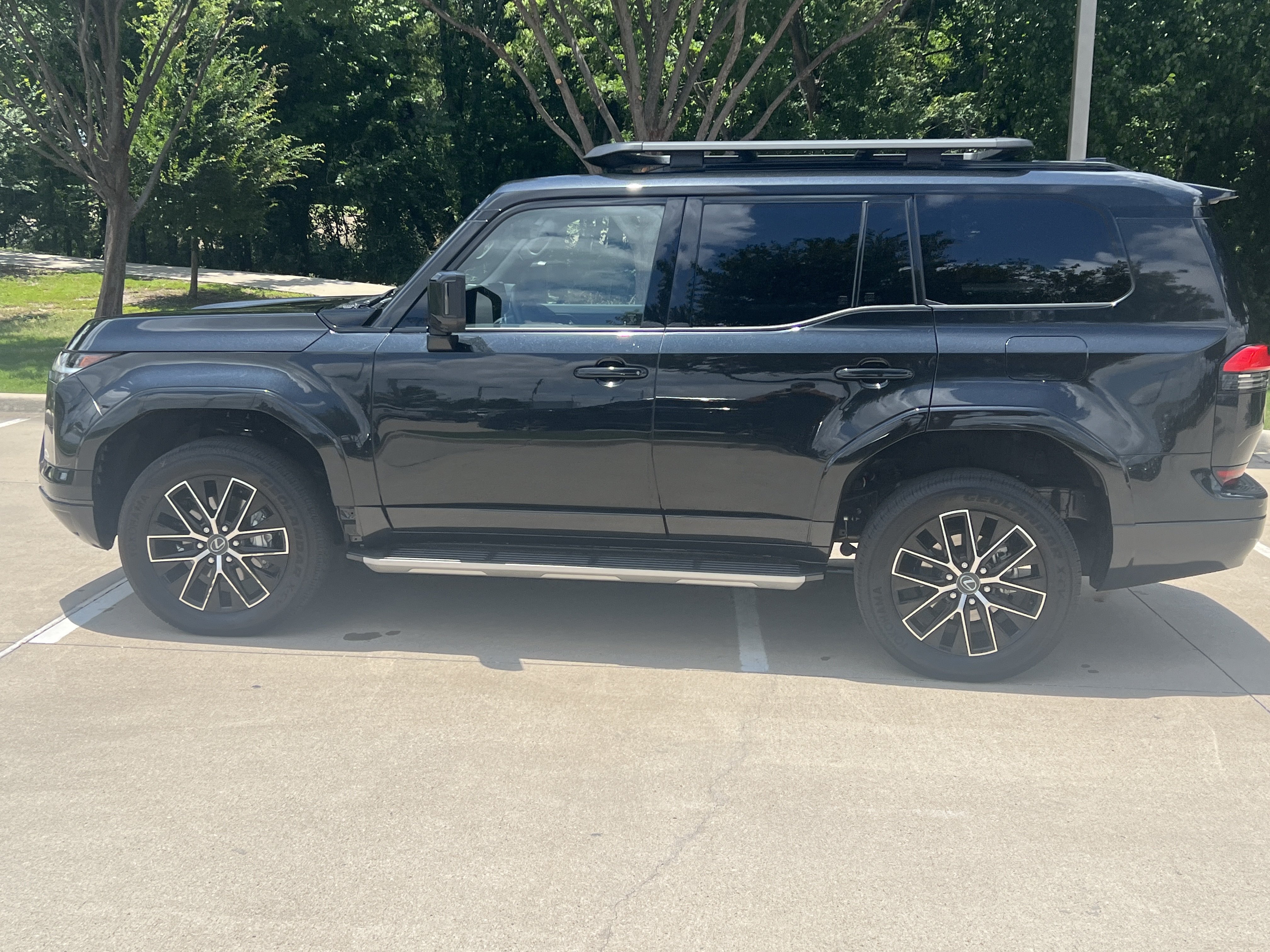 Used 2025 Lexus GX 550 w/ Accessory Package (31) AWD/4WD image 7
