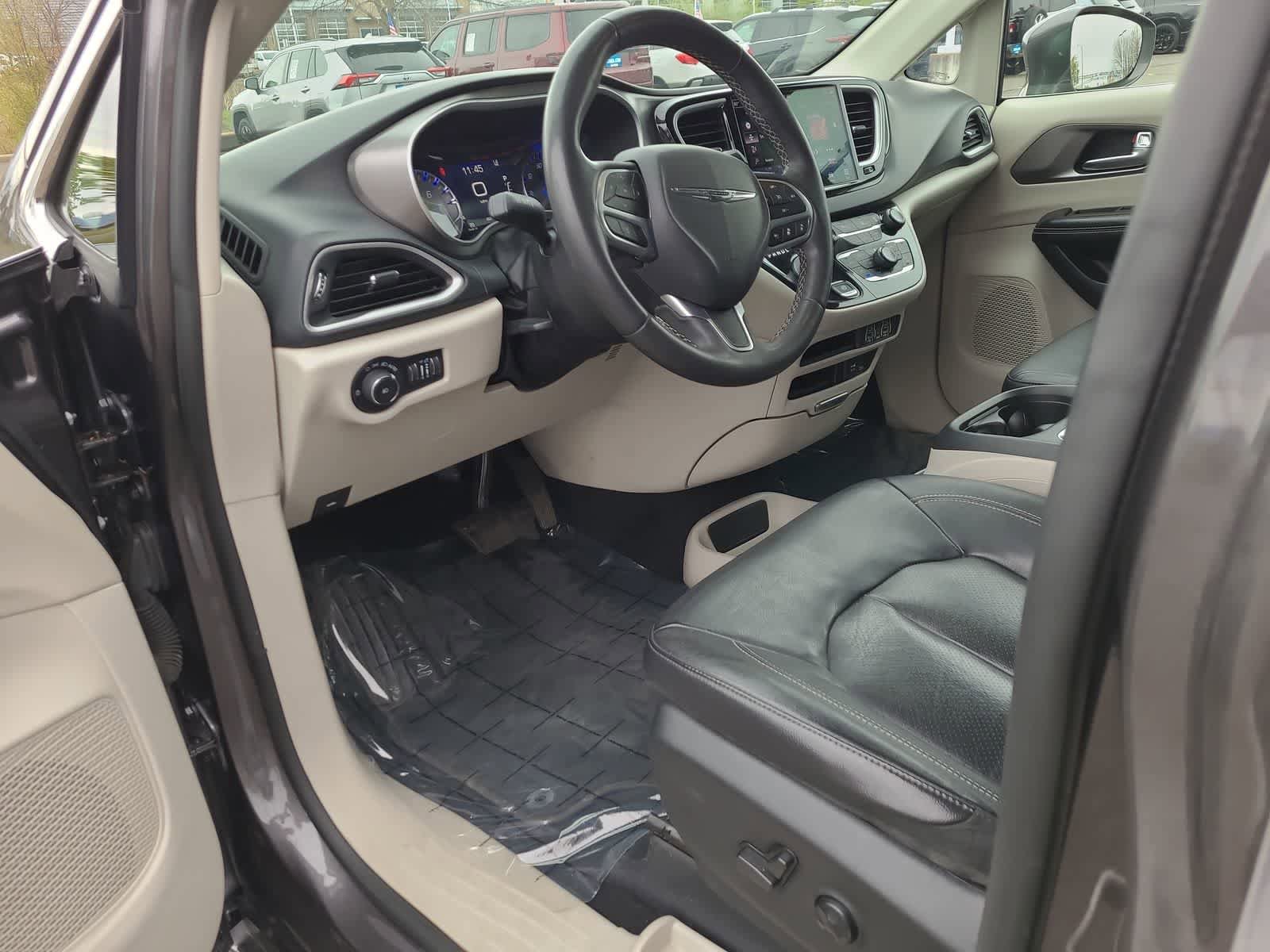 Used 2022 Chrysler Pacifica Touring-L FWD image 10