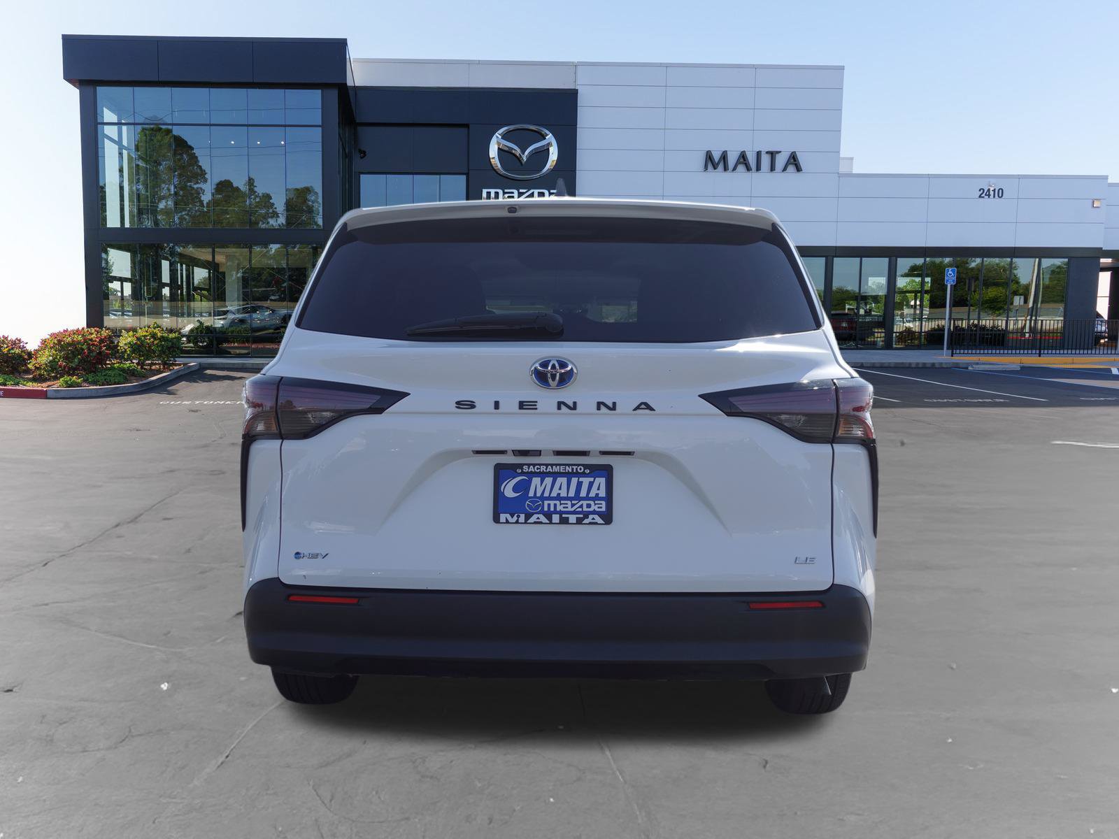 Used 2025 Toyota Sienna LE FWD image 4