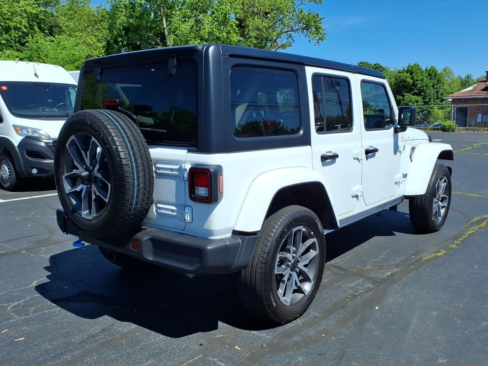 Certified 2024 Jeep Wrangler Unlimited w/ Technology Group AWD/4WD image 8