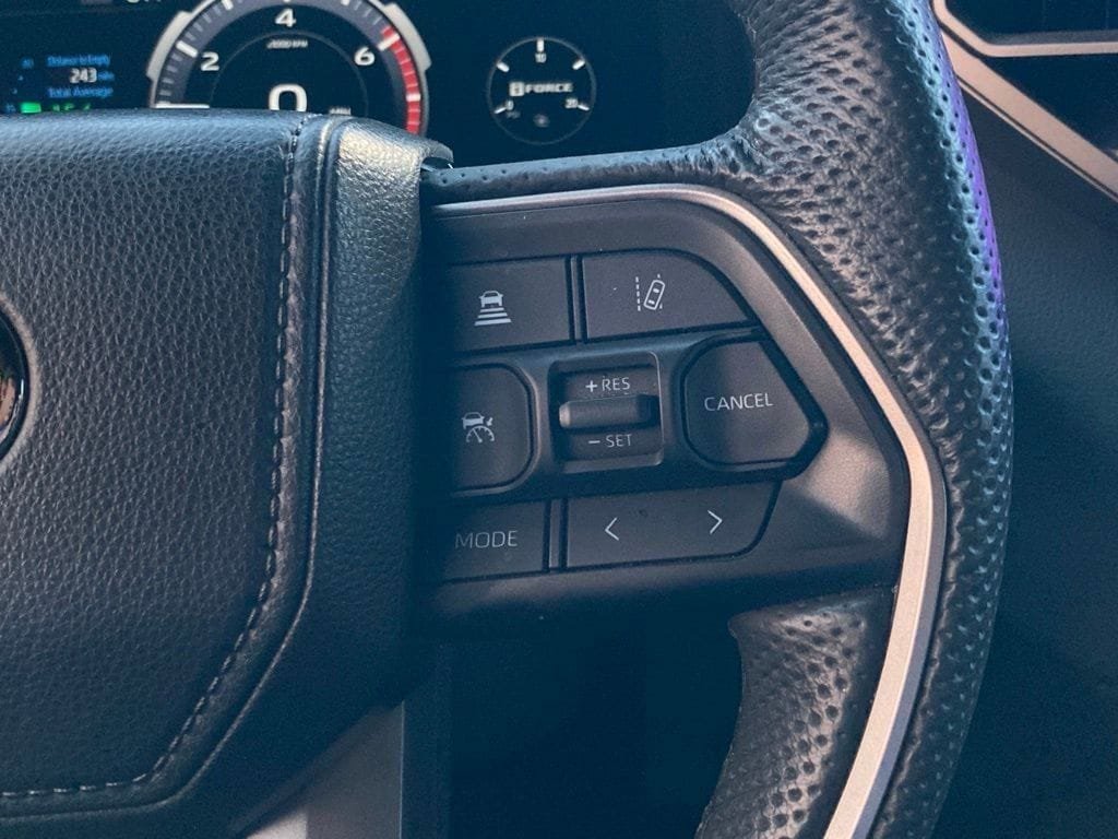 Used 2025 Toyota Tundra Limited AWD/4WD image 17