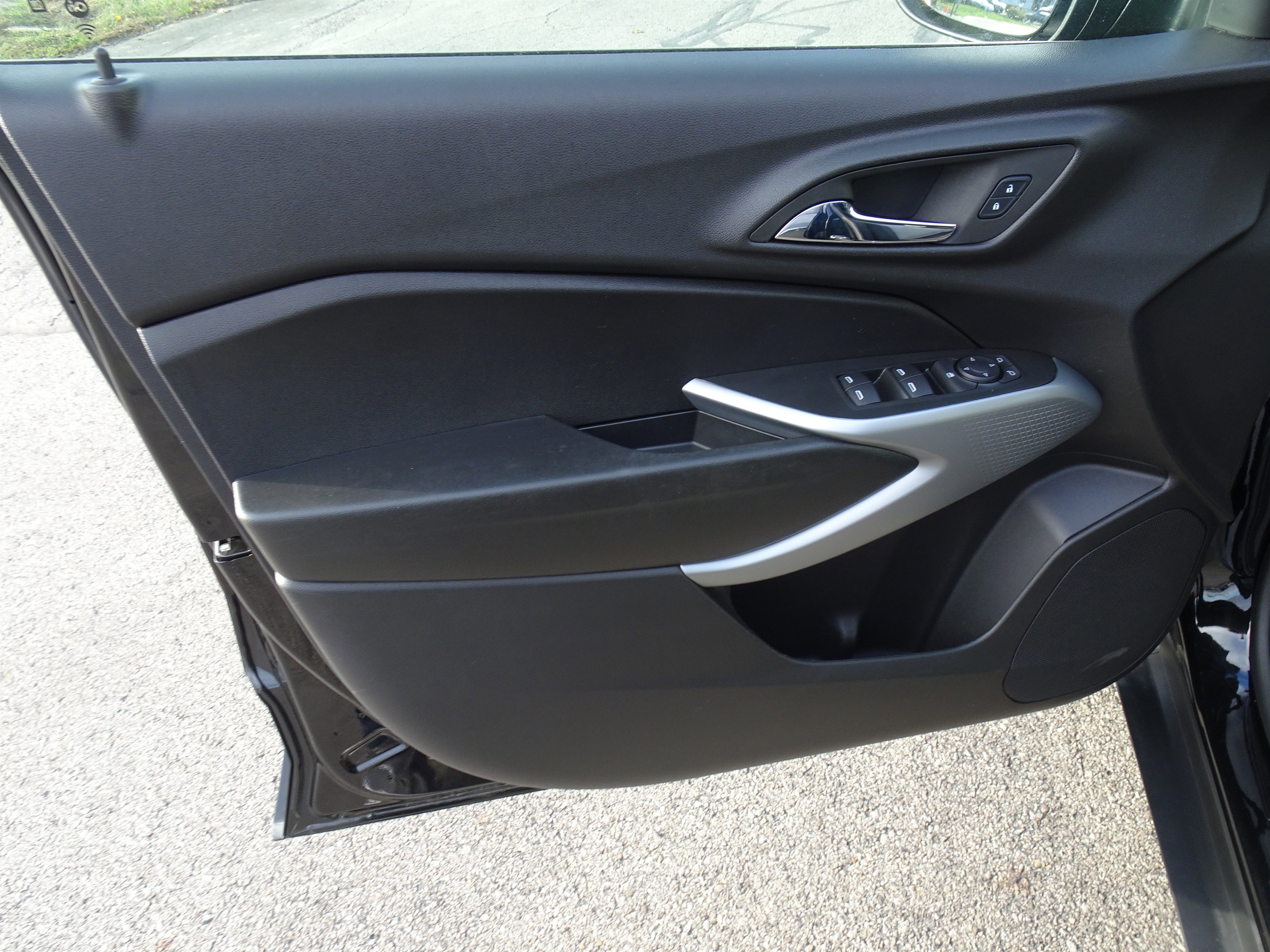 Used 2025 Chevrolet Trax RS image 8