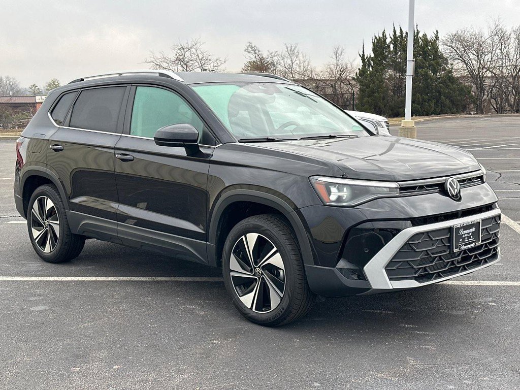 Used 2025 Volkswagen Taos SE image 3
