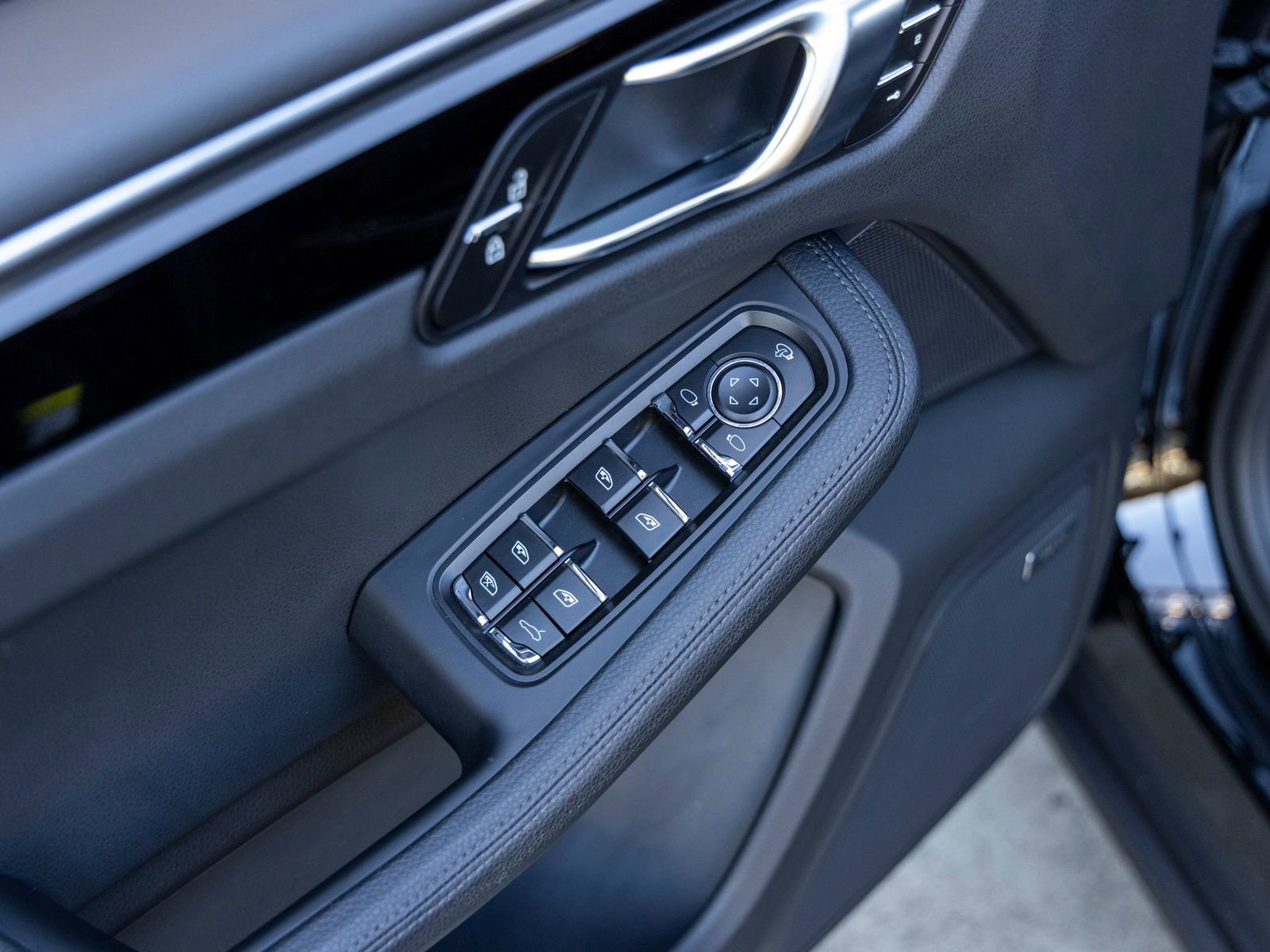 Certified 2025 Porsche Macan AWD/4WD image 25