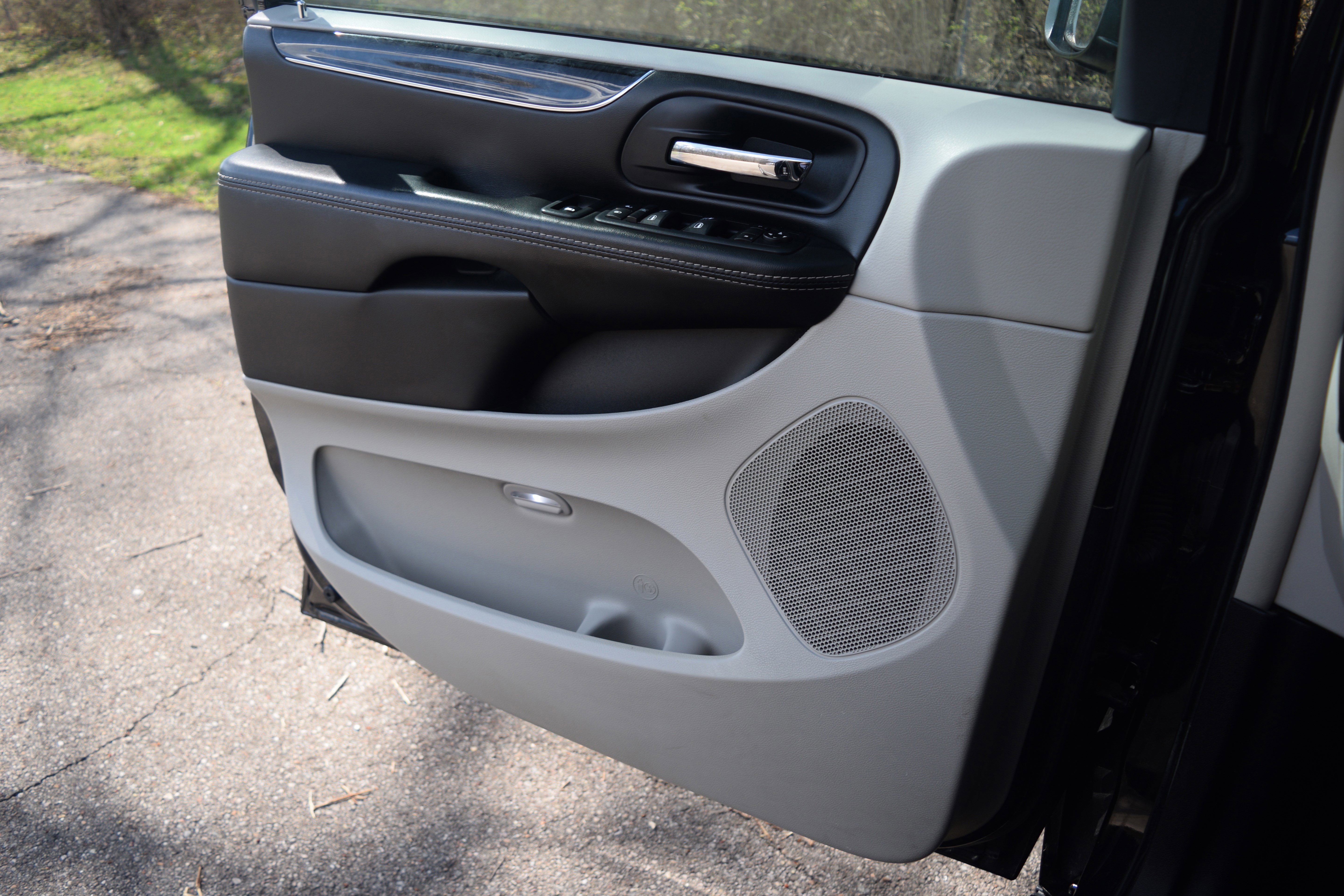 Used 2015 Chrysler Town & Country Touring w/ Driver Convenience Group image 19