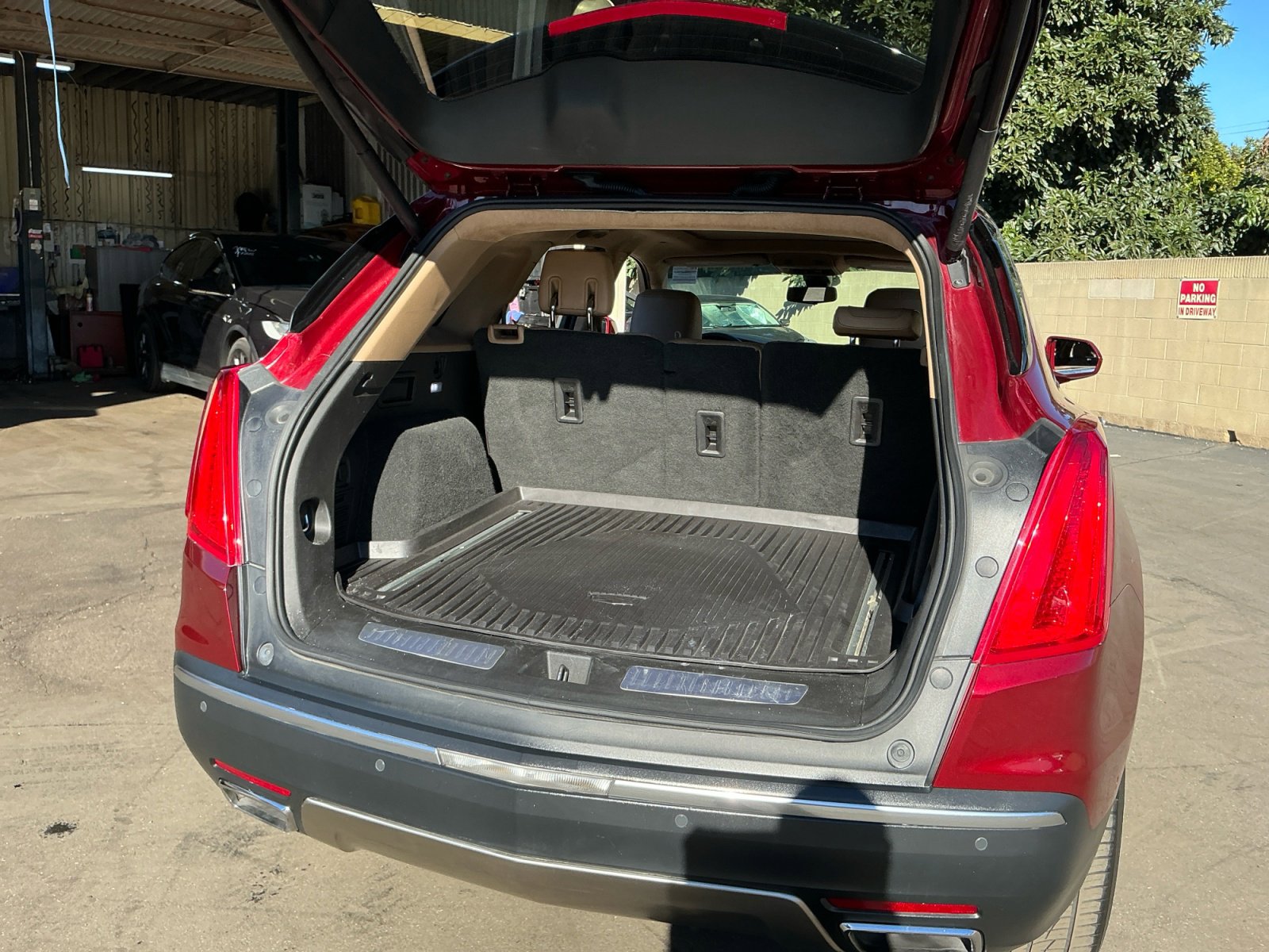 Used 2017 Cadillac XT5 Platinum w/ Driver Assist Package image 27