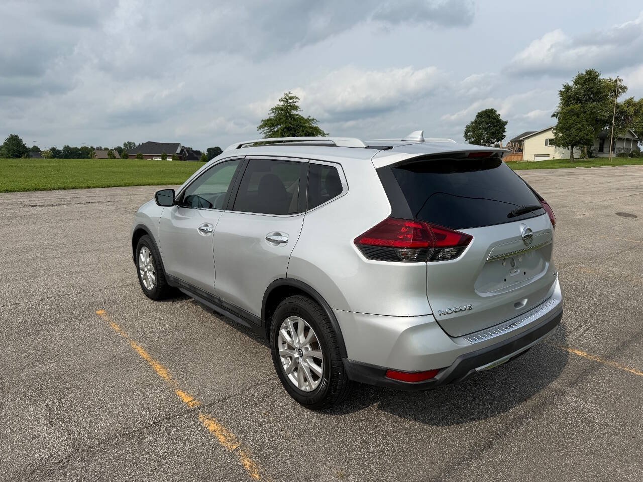 Used 2018 Nissan Rogue SV FWD image 3
