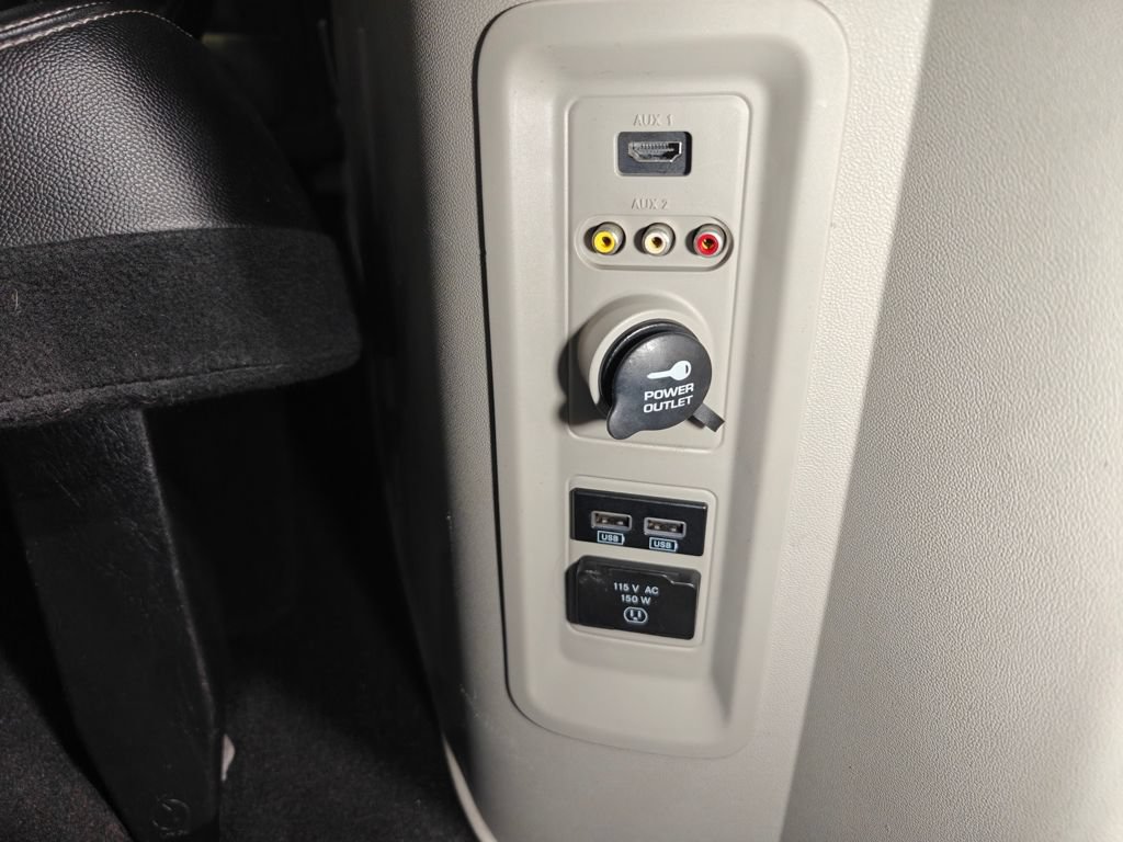 Used 2016 Chrysler Town & Country Touring-L FWD image 50