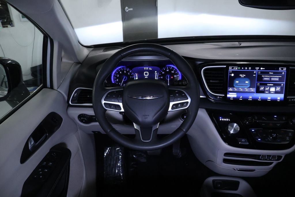 Used 2024 Chrysler Pacifica Touring-L image 22