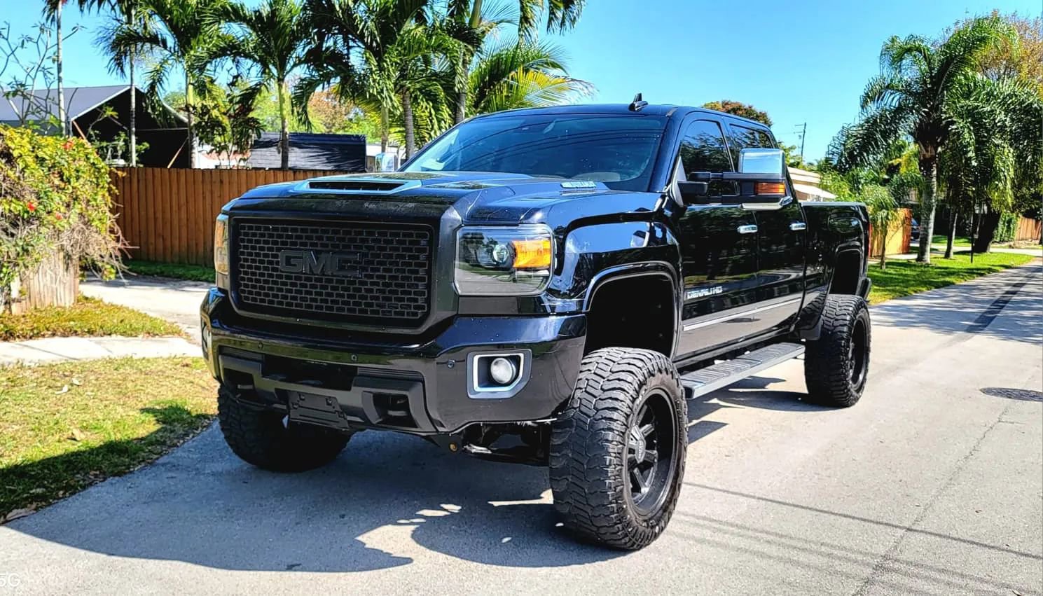 Used 2017 GMC Sierra 2500 Denali w/ Duramax Plus Package AWD/4WD image 1