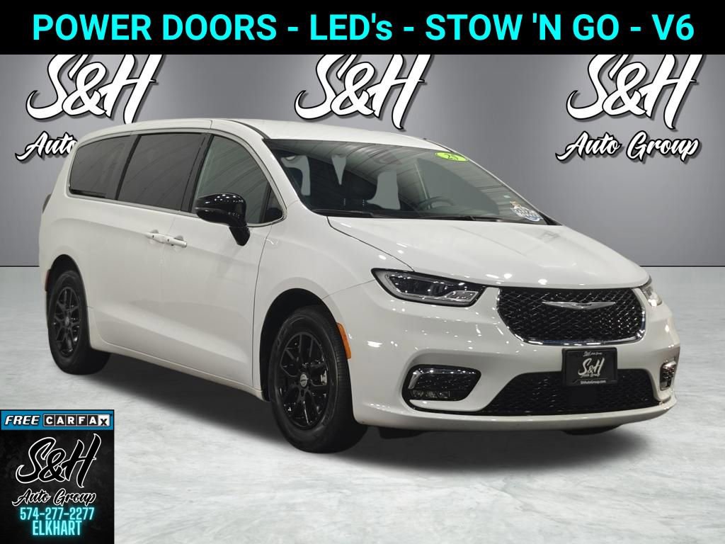 Used 2025 Chrysler Pacifica Select