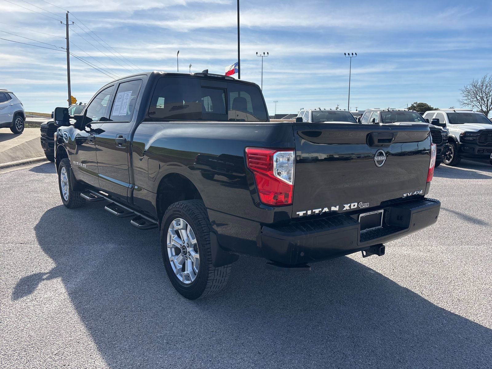 Used 2023 Nissan Titan SV w/ SV Convenience Package image 3