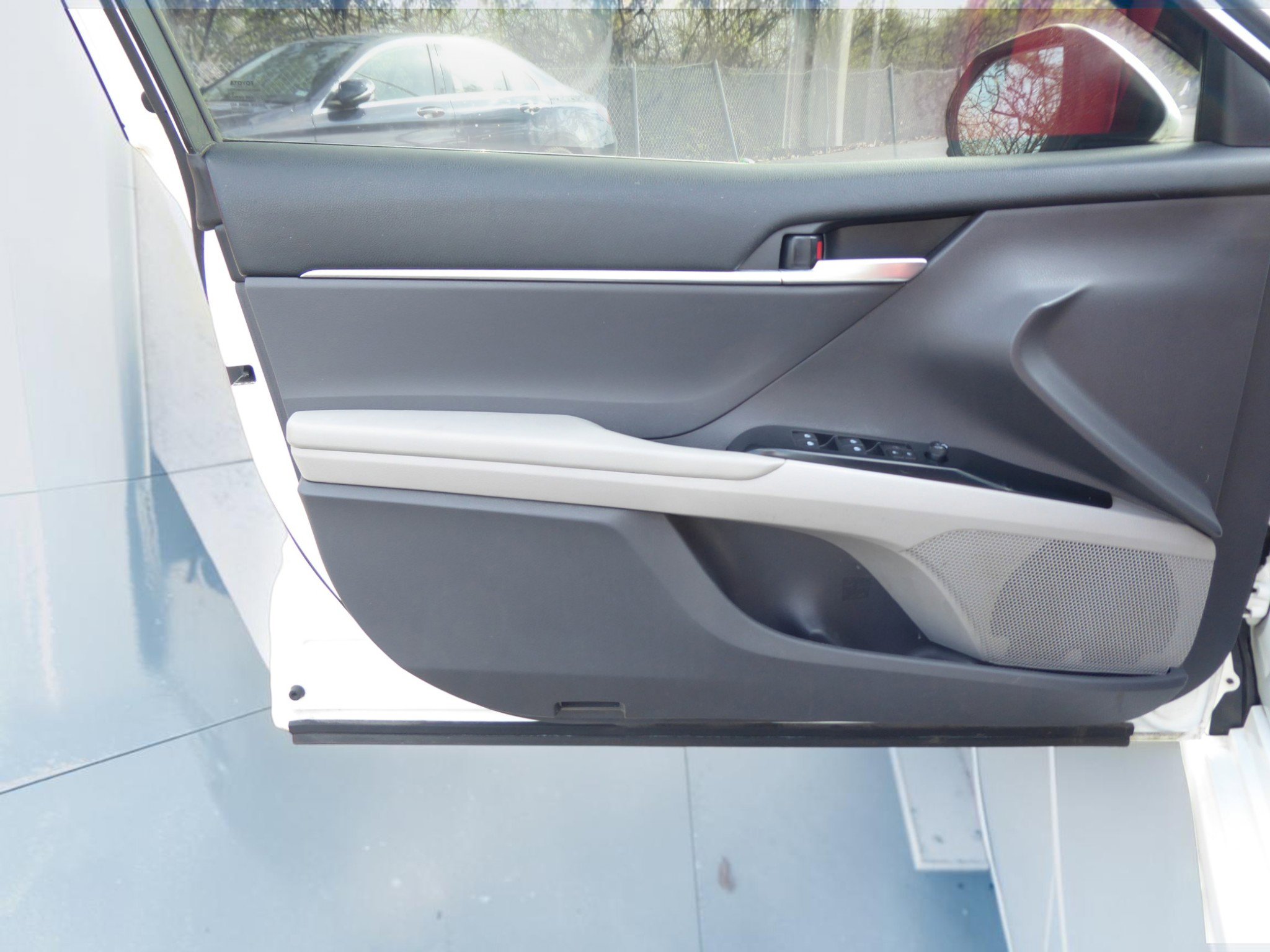 Used 2018 Toyota Camry SE FWD image 23