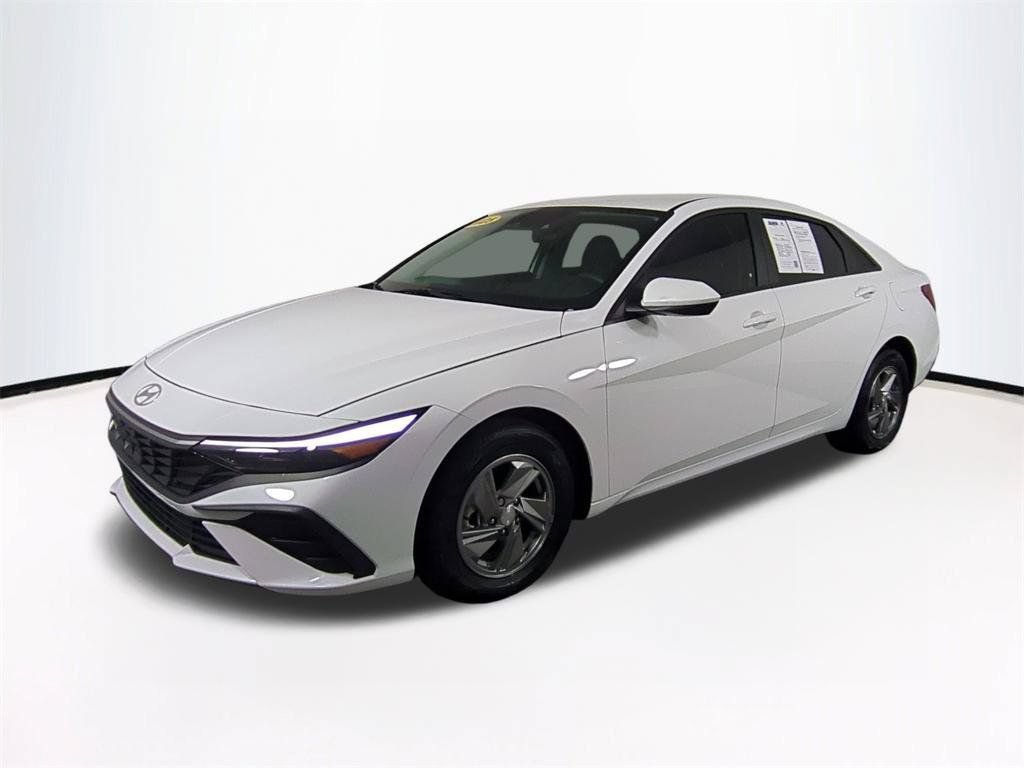 Used 2025 Hyundai Elantra SE FWD image 9