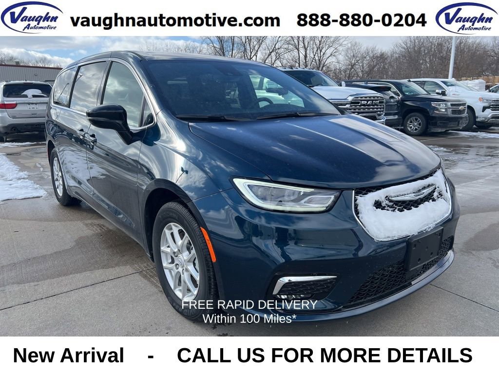 Used 2025 Chrysler Pacifica Select