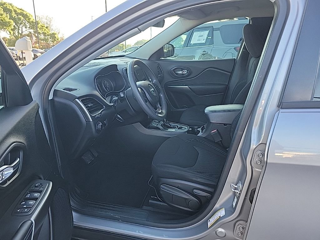 Used 2020 Jeep Cherokee Latitude FWD image 10