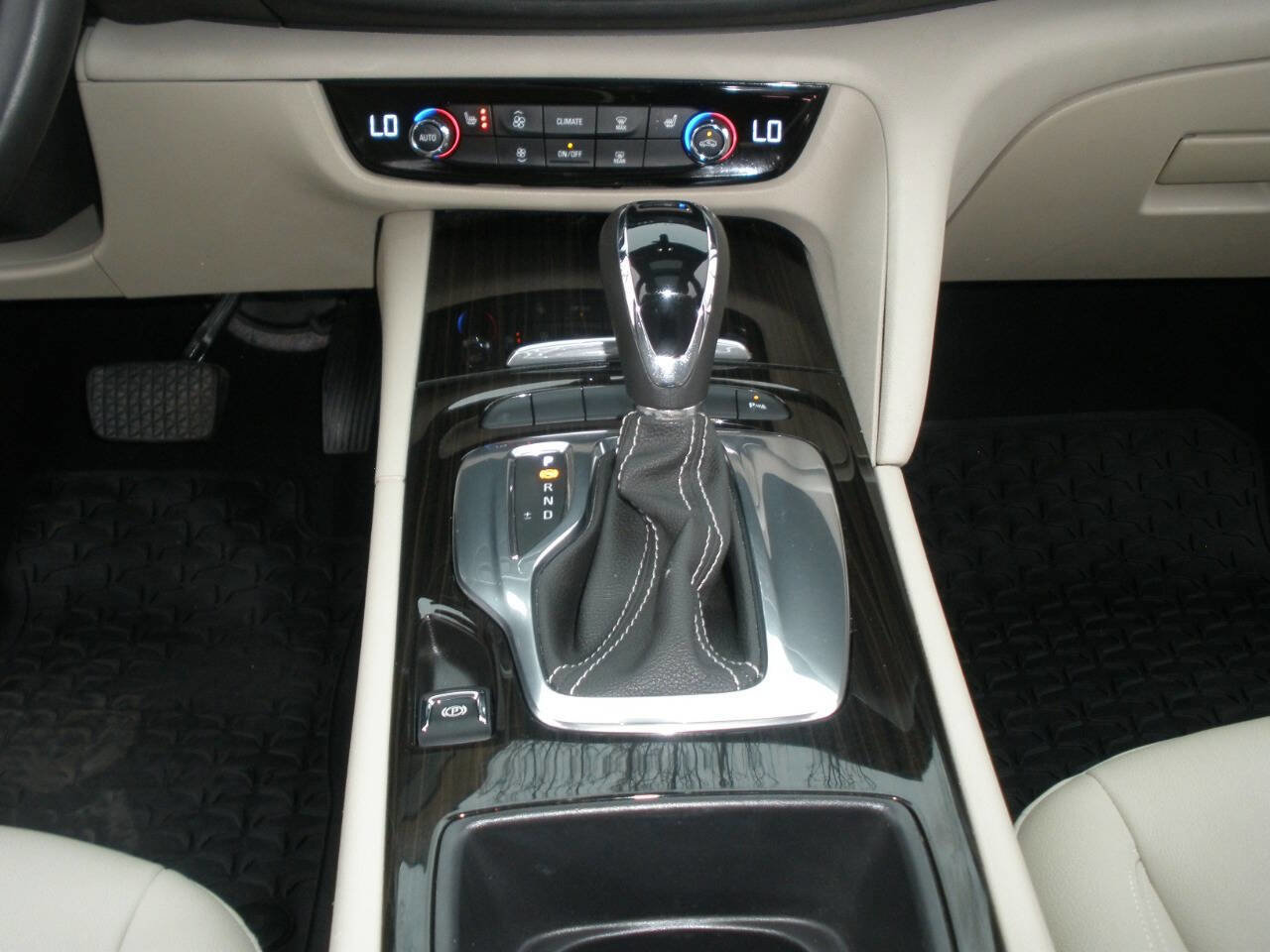 Used 2019 Buick Regal Essence w/ Driver Confidence Package I image 38