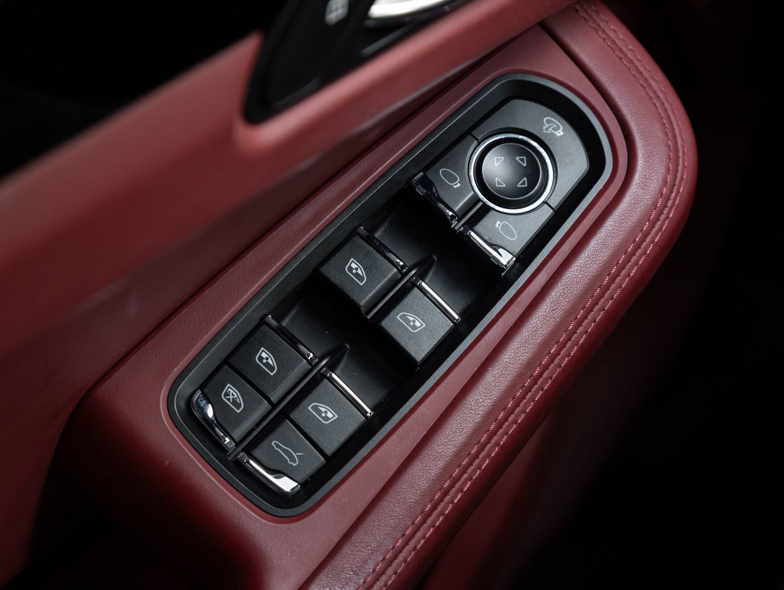 Certified 2023 Porsche Macan S AWD/4WD image 19