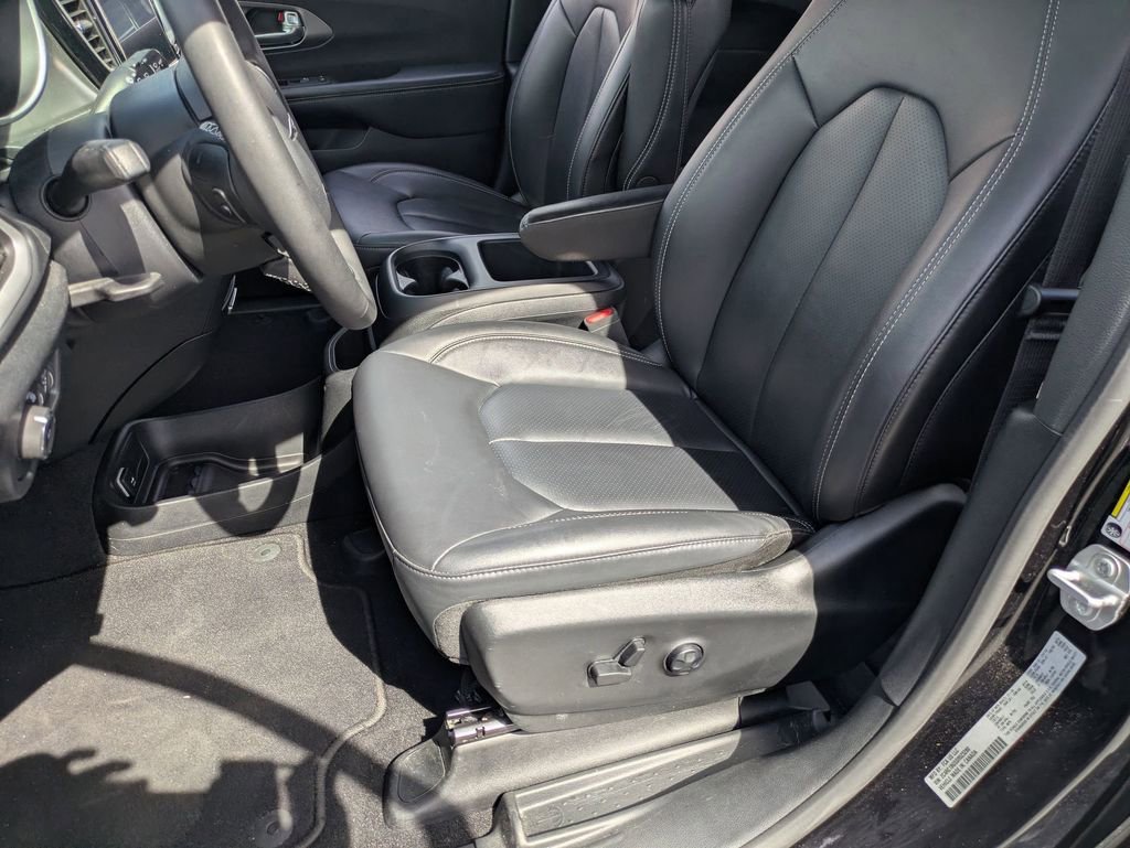 Used 2025 Chrysler Pacifica Select image 14