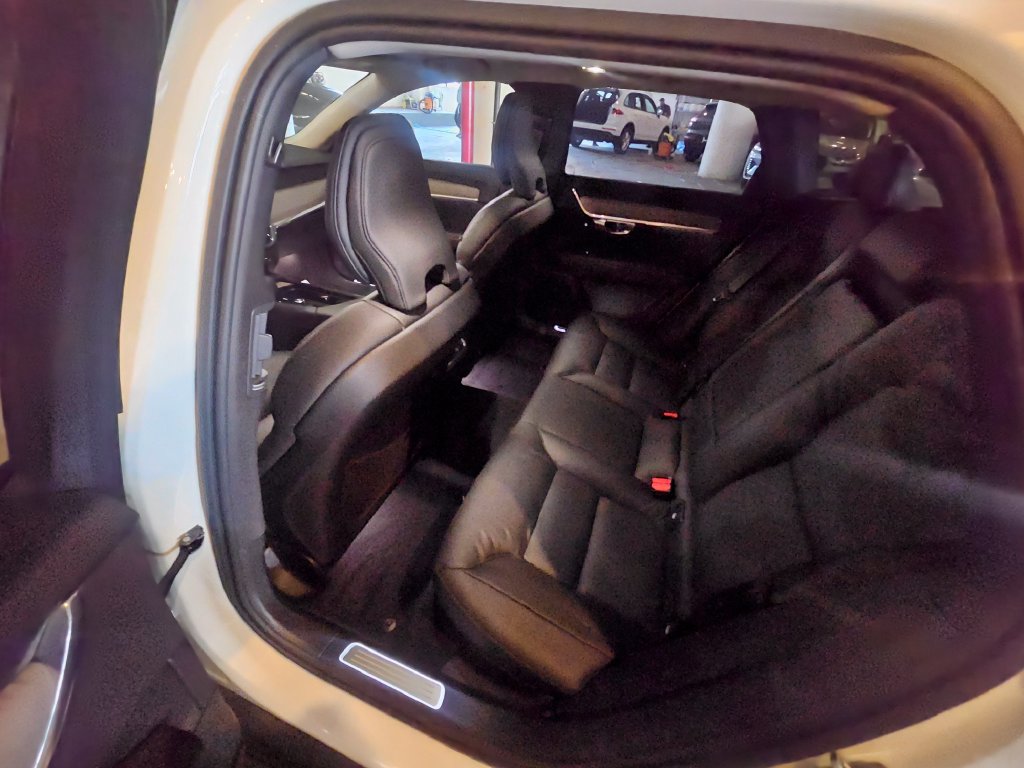 Certified 2025 Volvo V90 B6 Cross Country Plus AWD/4WD image 13