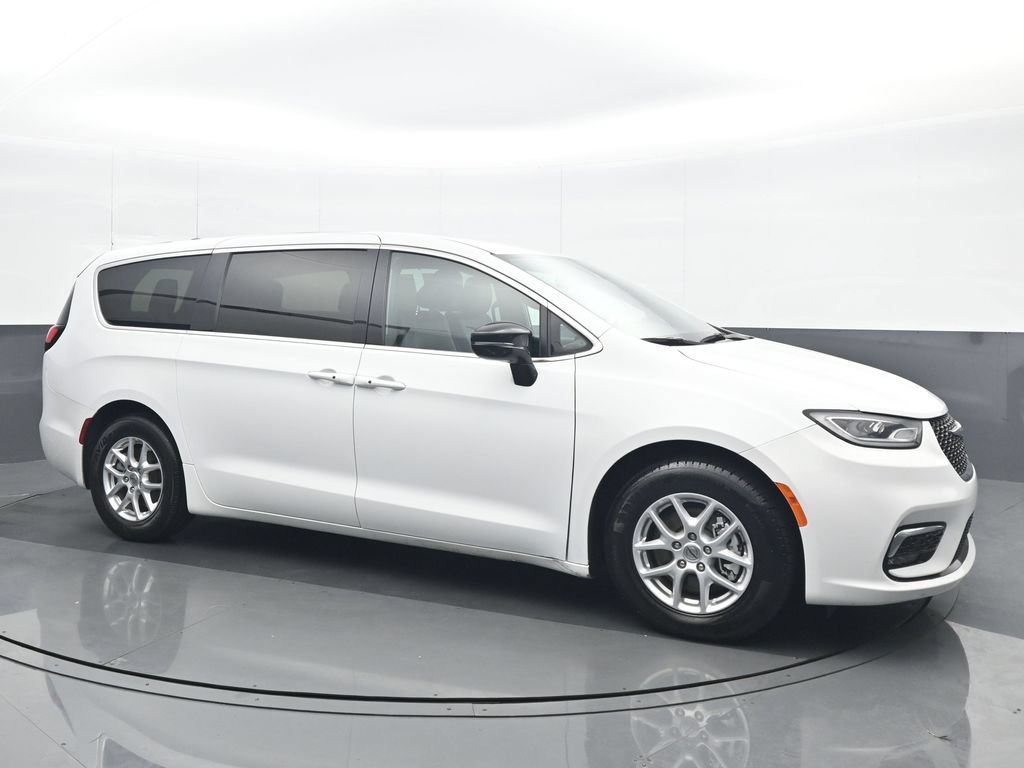 Used 2025 Chrysler Pacifica Select FWD image 8
