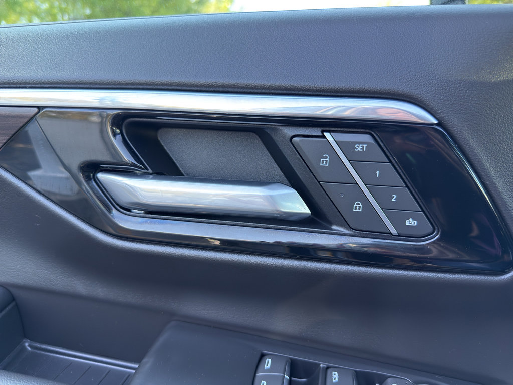 Used 2025 Chevrolet Suburban Premier image 30