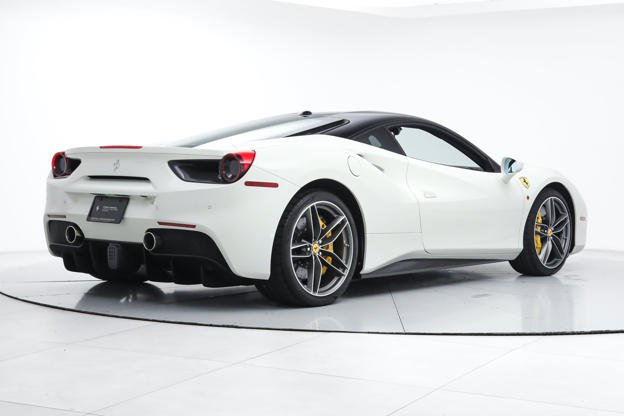 Used 2017 Ferrari 488 GTB RWD image 3