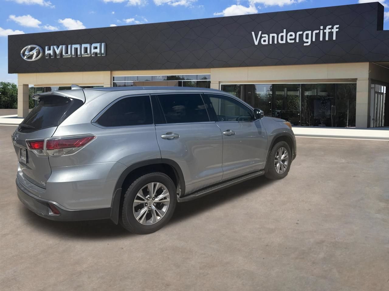 Used 2015 Toyota Highlander XLE FWD image 2
