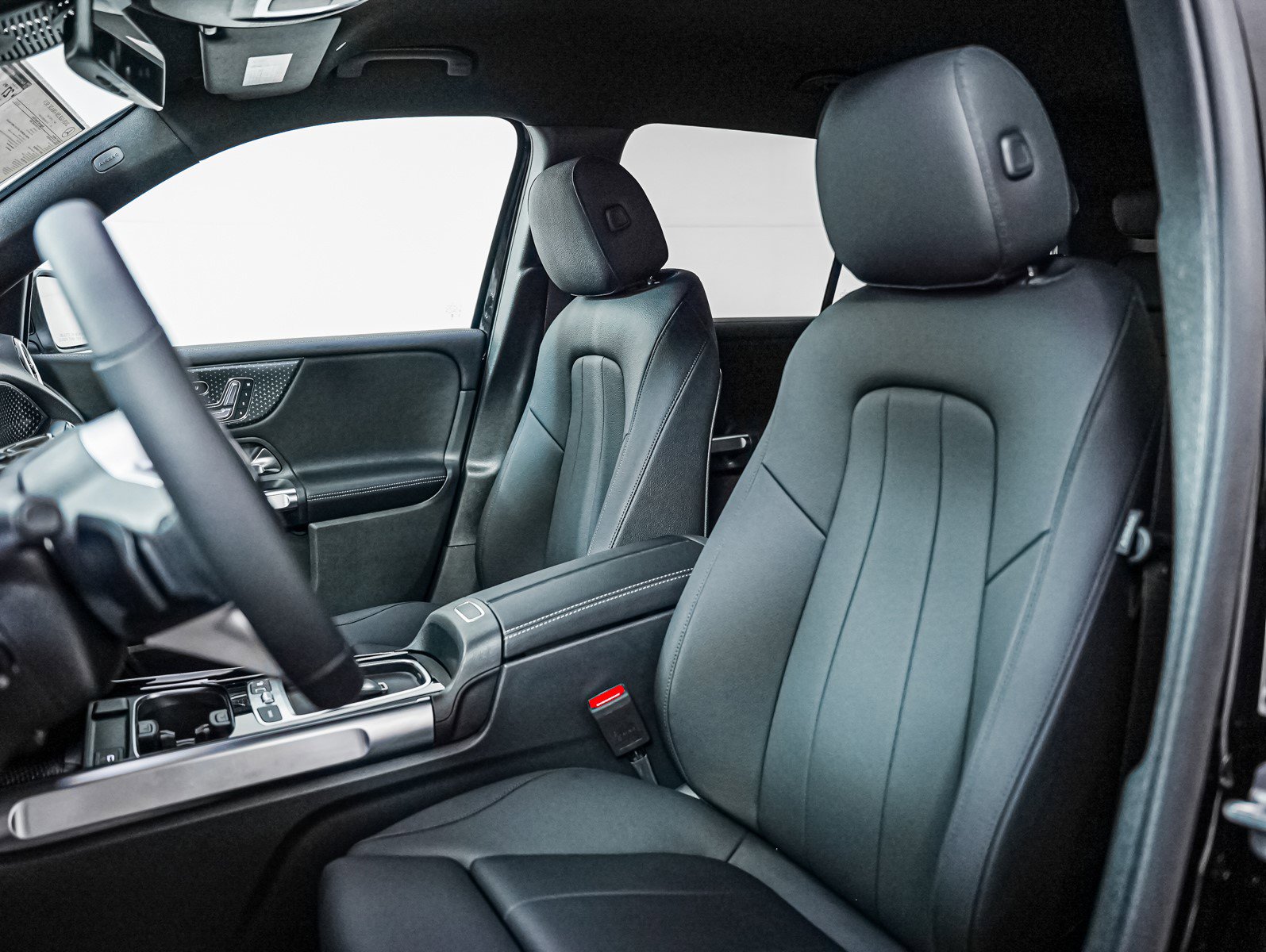 New 2025 Mercedes-Benz GLB 250 4MATIC image 11