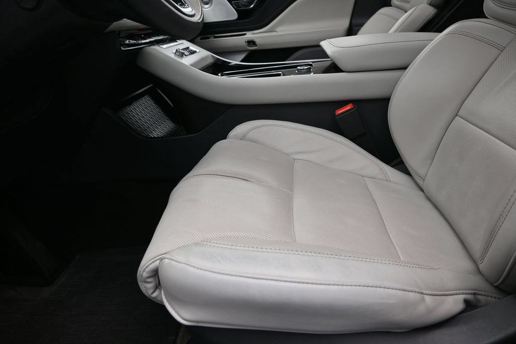 Used 2025 Lincoln Aviator Reserve w/ Luxury Package RWD image 13