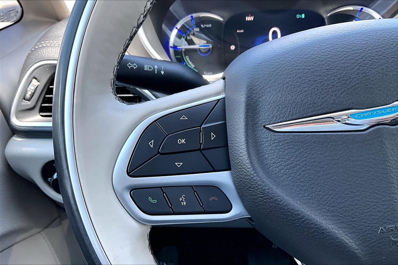 Used 2018 Chrysler Pacifica Limited w/ Advanced Safetytec Group FWD image 22
