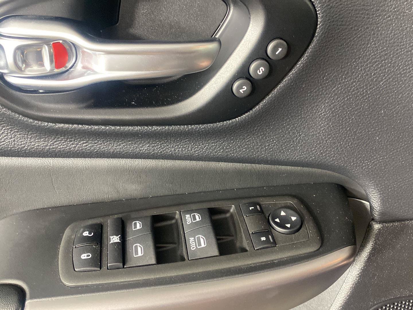 Used 2022 Jeep Cherokee Limited AWD/4WD image 21