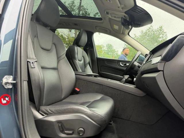 Used 2018 Volvo XC60 T5 Momentum w/ Vision Package AWD/4WD image 14