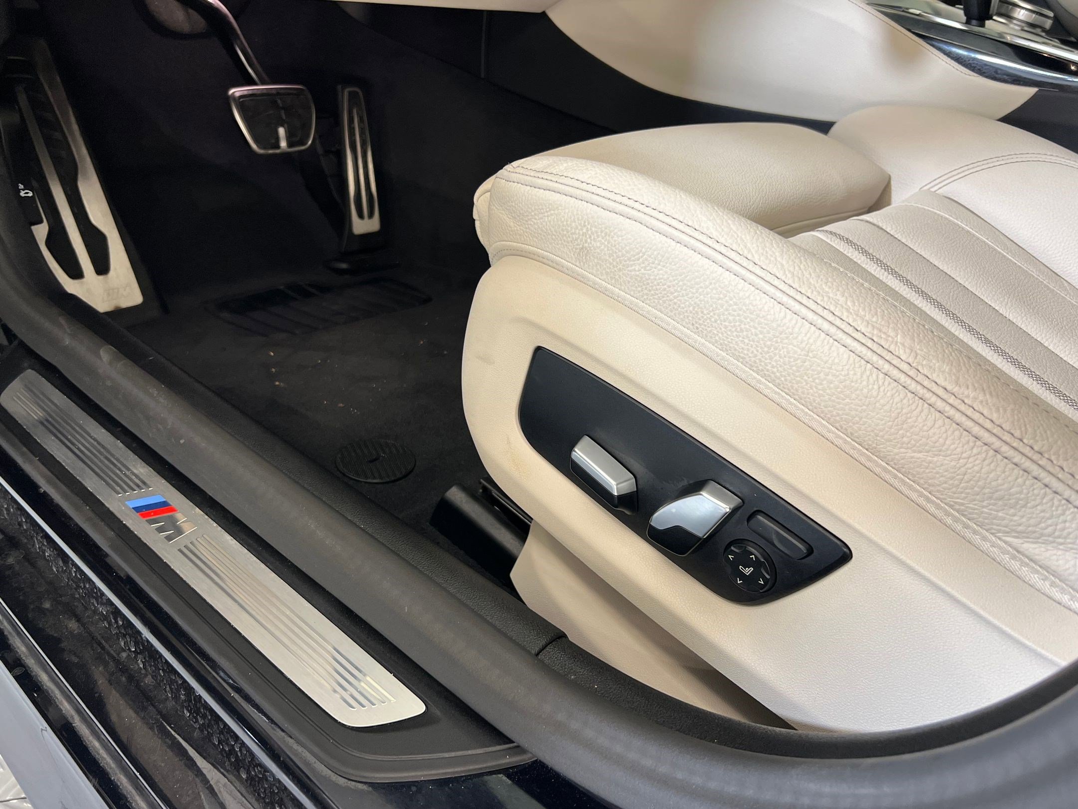 Used 2023 BMW 540i w/ M Sport Package image 13