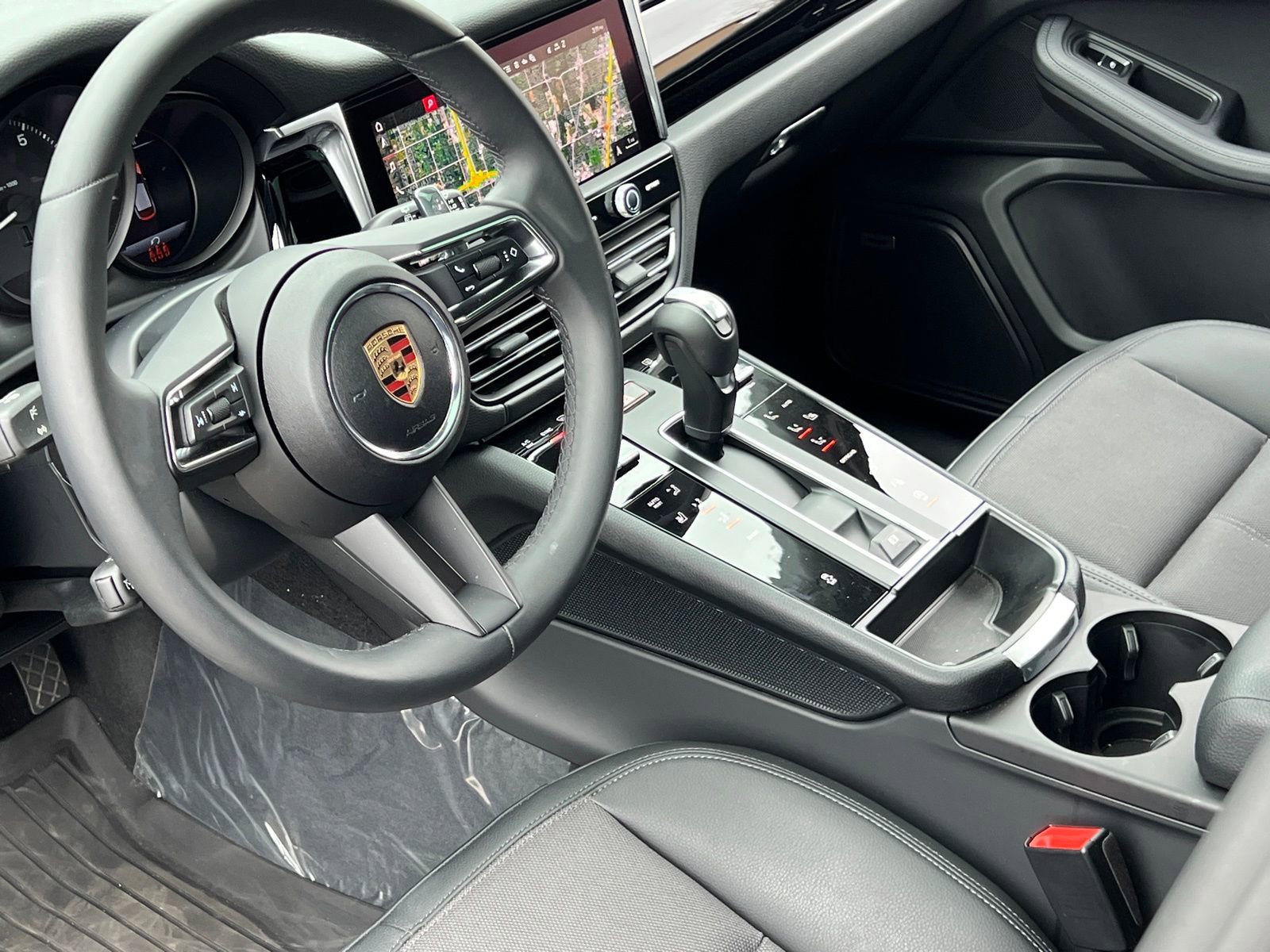 Certified 2025 Porsche Macan image 4