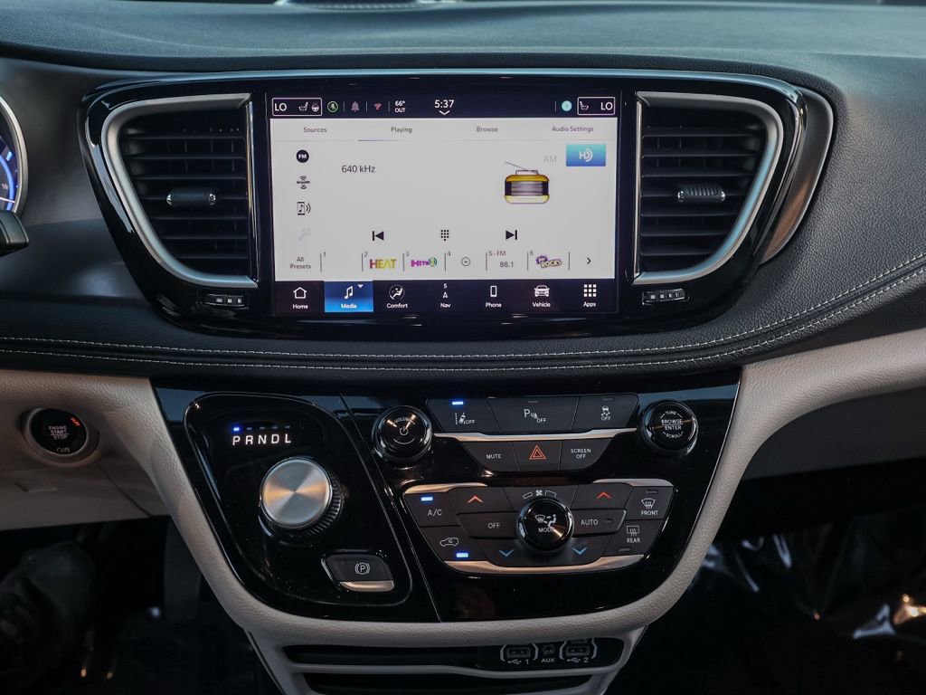 Used 2024 Chrysler Pacifica Select image 28