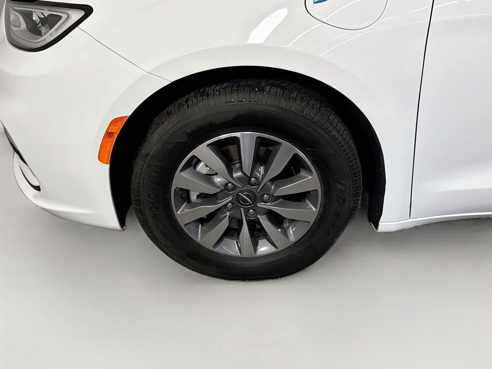 Used 2025 Chrysler Pacifica Select FWD image 24