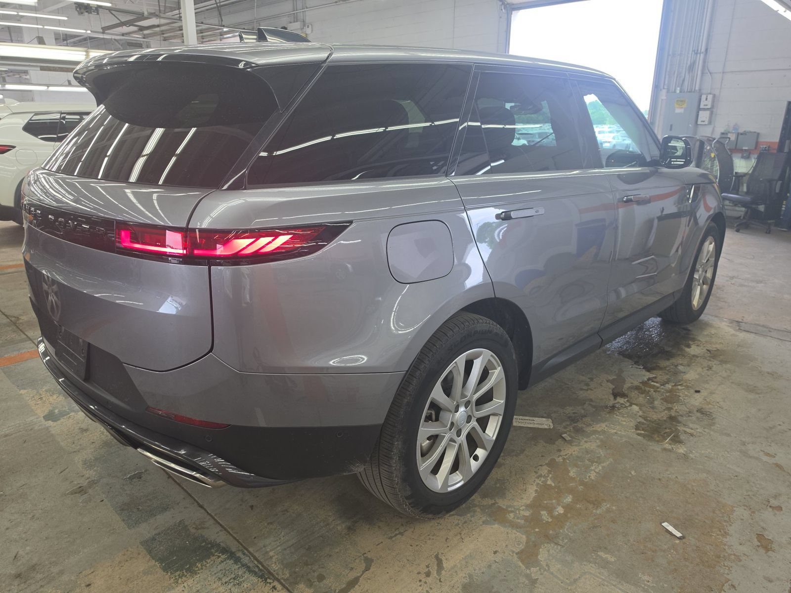 Used 2025 Land Rover Range Rover Sport SE AWD/4WD image 6