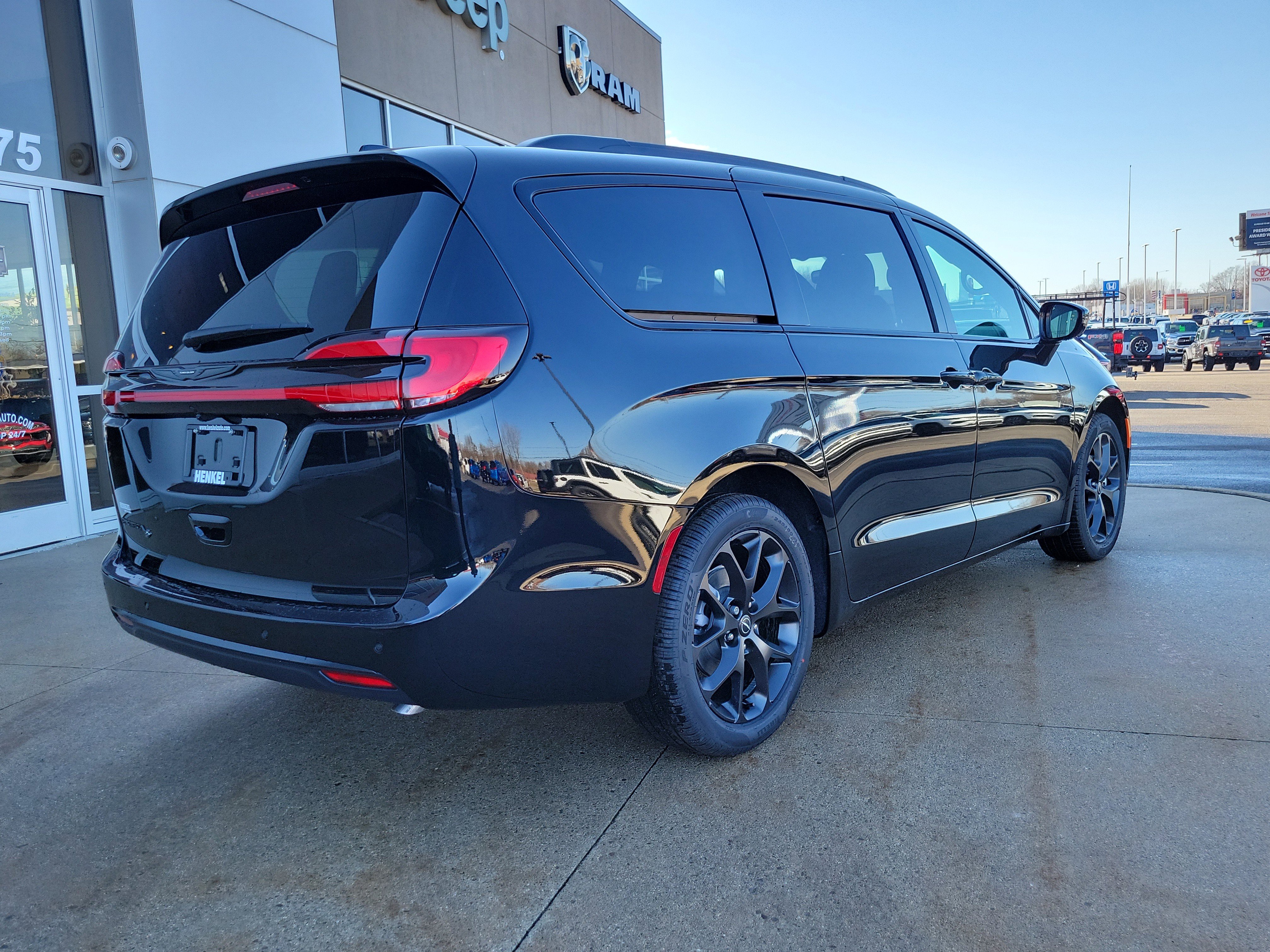 New 2026 Chrysler Pacifica Select FWD image 4