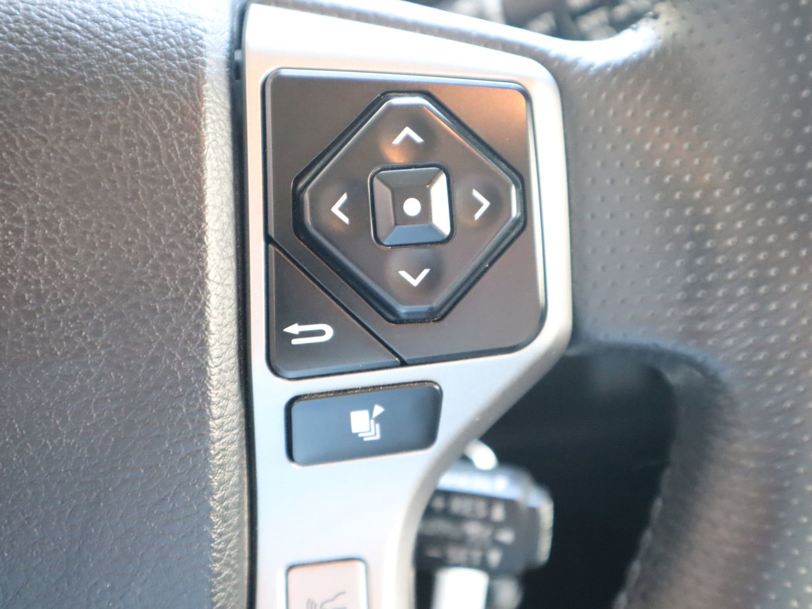 Used 2021 Toyota 4Runner SR5 AWD/4WD image 35