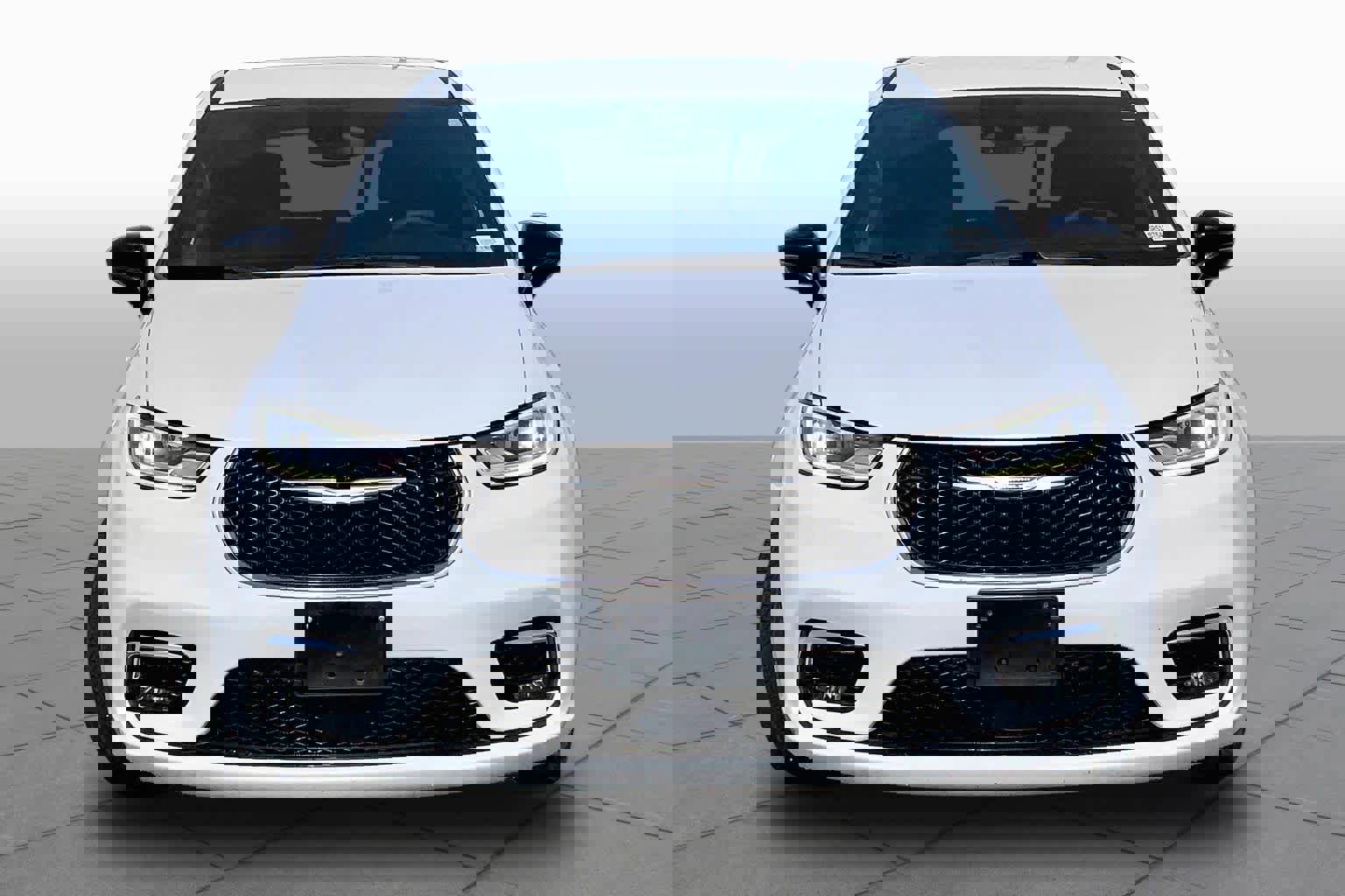 Used 2025 Chrysler Pacifica Select image 4