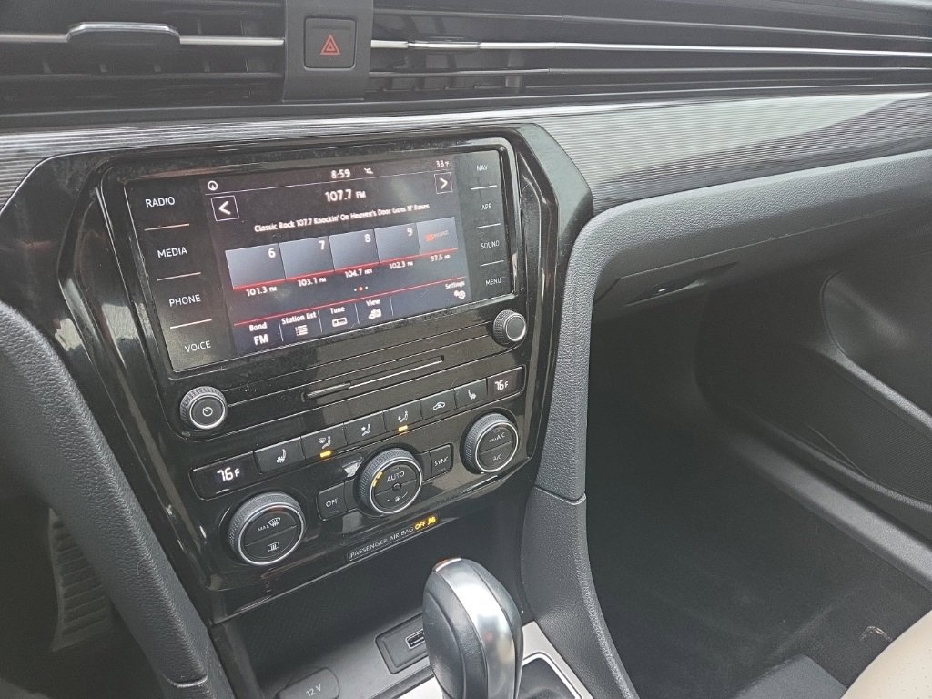 Used 2021 Volkswagen Passat 2.0T R-Line image 29