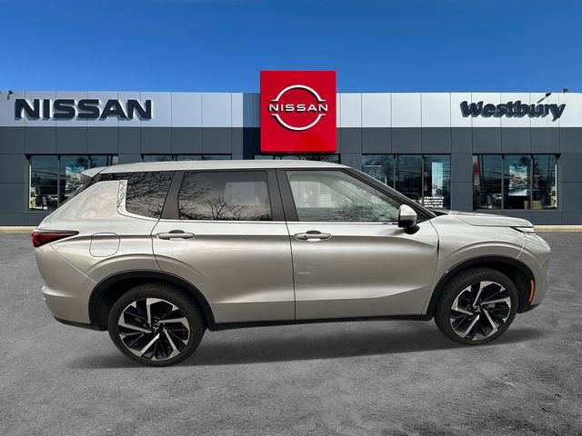 Used 2024 Mitsubishi Outlander AWD image 2