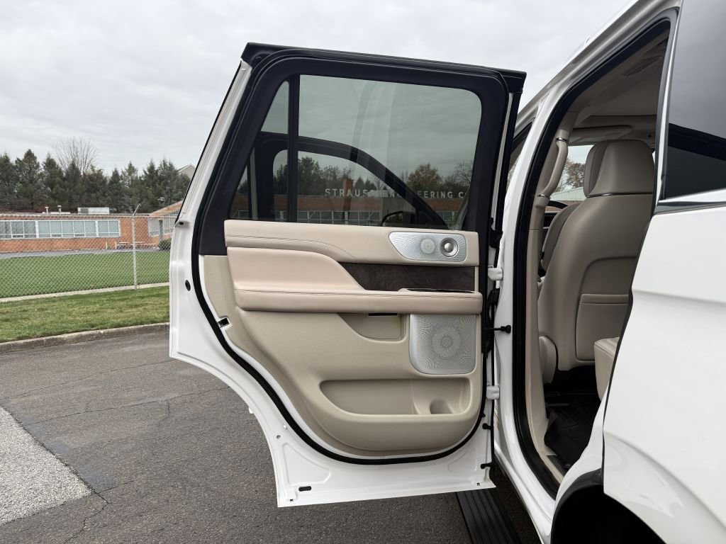 Used 2019 Lincoln Navigator Reserve image 19