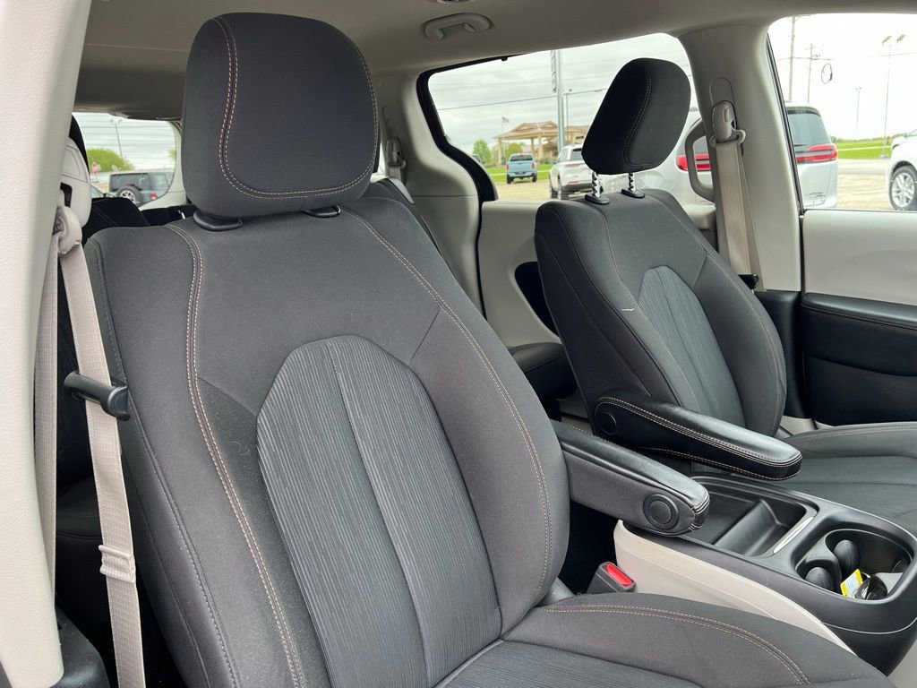 Used 2020 Chrysler Pacifica Touring w/ Tire & Wheel Group FWD image 10