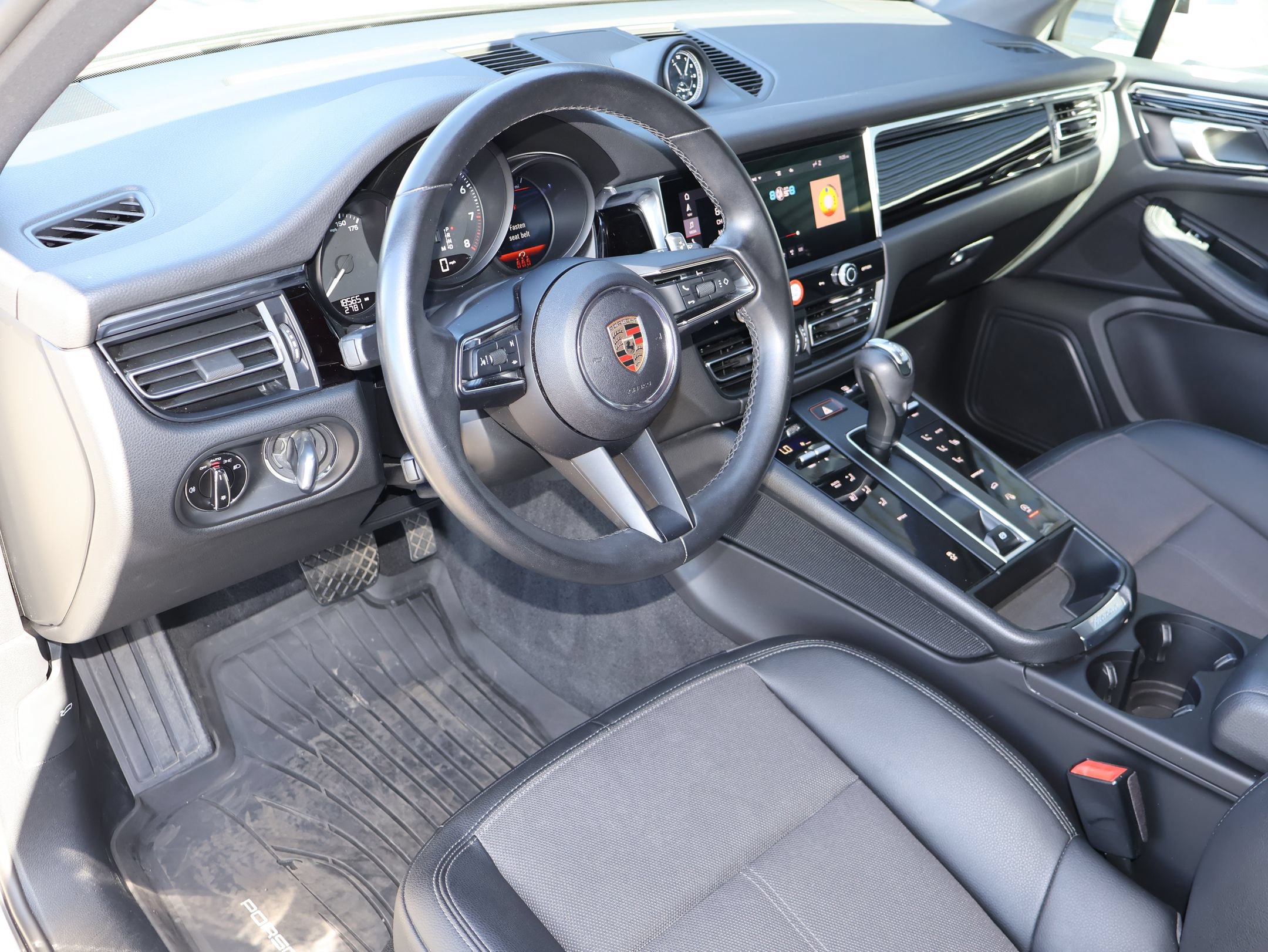 Certified 2024 Porsche Macan AWD/4WD image 4