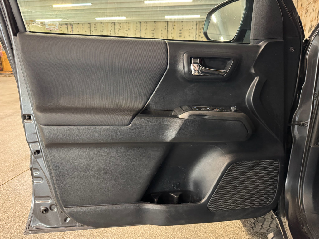 Used 2019 Toyota Tacoma TRD Off-Road image 16