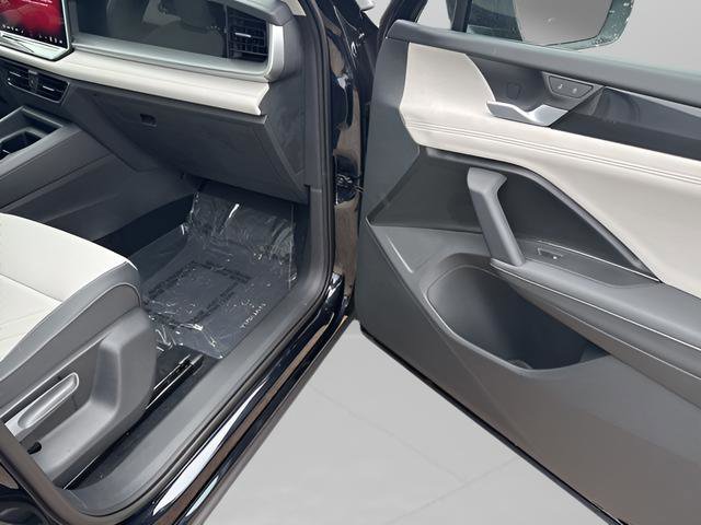 New 2025 Volkswagen Tiguan SE image 22