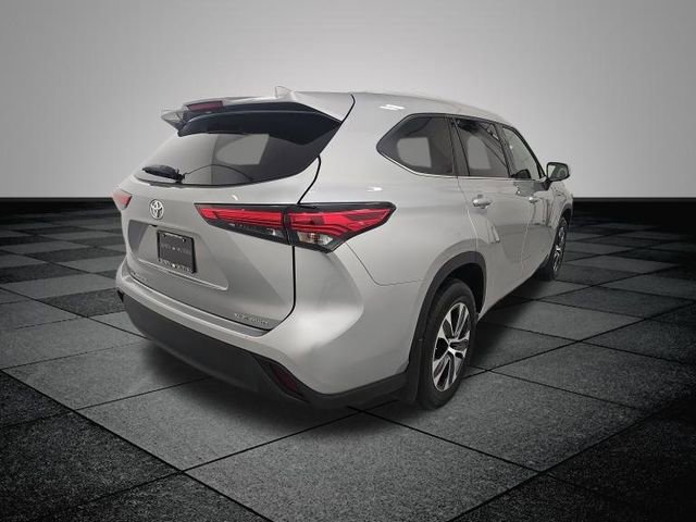 Used 2022 Toyota Highlander XLE image 6